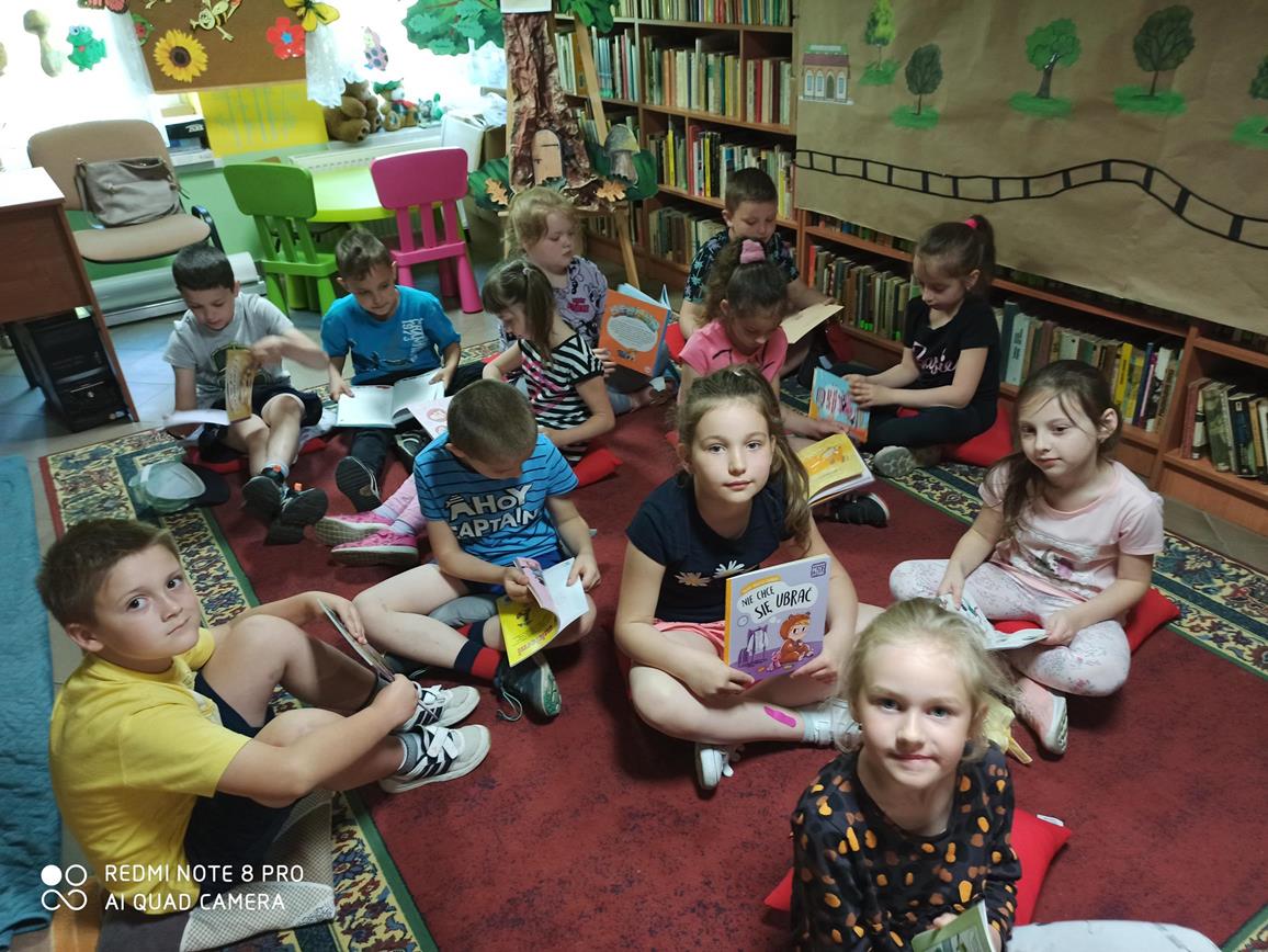 Pasowanie na Czytelnika uczniów klasy Ia w Gminnej Bibliotece Publicznej w Sękowej